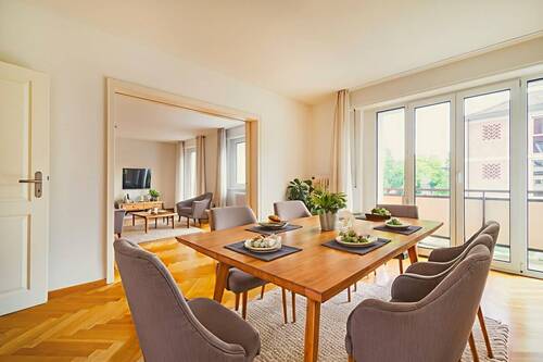 Essbereich mit Balkon / Staging - 