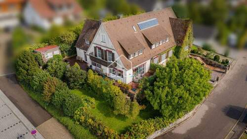Außenansicht - Großzügiges Wohnhaus mit Praxis und Garten in ruhiger Lage