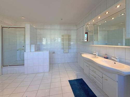 Hauptbad en suite mit Dusche und Badewanne - 
