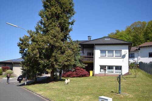 Haus von der Zufahrt - Einfamilienhaus ohne Verpflichtung zur Sanierung