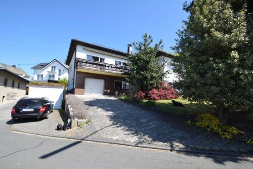 2 Garageneinheiten - 5 Zimmer Einfamilienhaus zum Kaufen in Berod bei Wallmerod