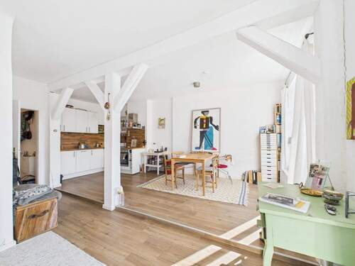 Wohnzimmer - HL Innenstadt Altbau: 2 Zimmer Wohnung - Balken - offene Küche - TOP für Single