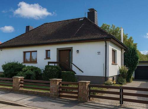 Vorderansicht - Charmanter Bungalow mit Ausbaupotenzial und wunderschönem Garten in Bobbau