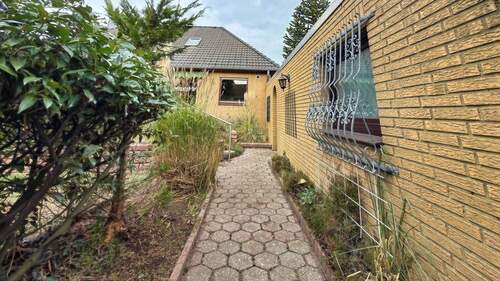 Eingang Grundstück - Einfamilienhaus mit 110,80 m&sup2; in Garbsen zum Kaufen