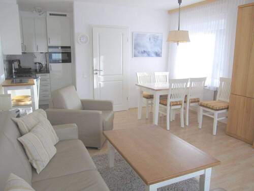 Wohnzimmer mit offener Küche - 