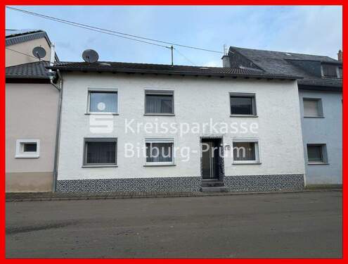 Vorderansicht - Einfamilienhaus mit Nebengebäude