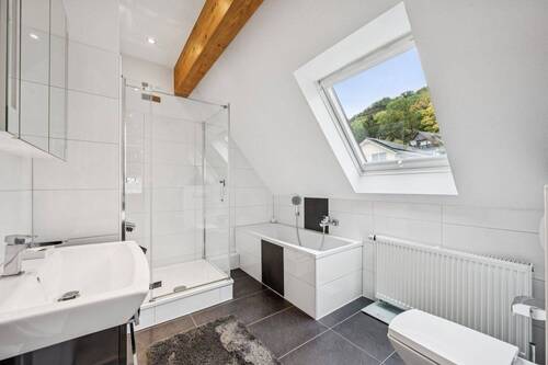 Modernes Elternbad mit Dusche und Wanne - 