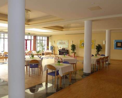 Im Speisesaal wird gefeiert - 