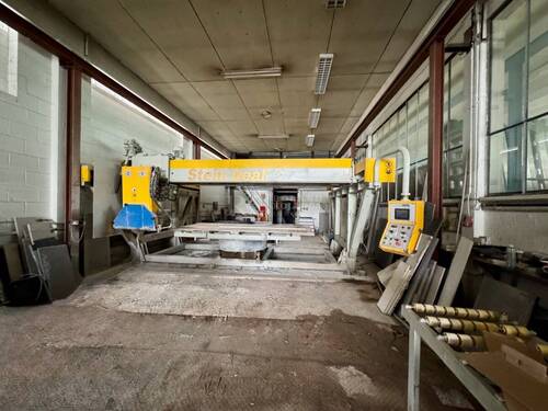 Produktionshalle mit Natursteinsägewerk und Schwerlastkran - ca. 250 m² Produktionshalle und ca. 85 m² Büro in Hüttenberg zu vermieten