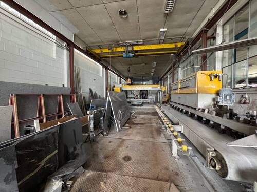 Natursteinsägewerk und Schwerlastkran - 