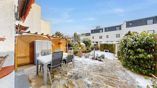 Terrasse + Blick in den Garten - 