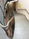 Treppenhaus mit rutschhemmenden Materialien - 