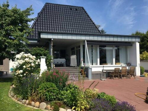 Rückansicht - Freistehendes Architektenhaus mit drei zusätzlichen Wohnungen in Strandnähe