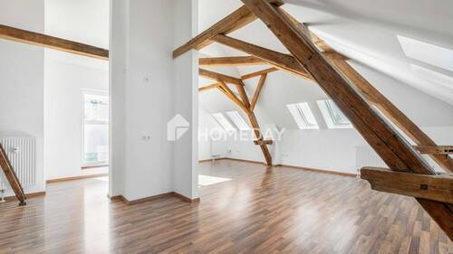 Wohnzimmer 2 - Großzügige 3-Zimmer-Wohnung mit Balkon und Aufzug in gepflegtem Altbau