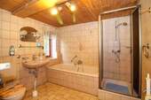 Tageslichtbad mit Dusche und Badewanne im EG - 