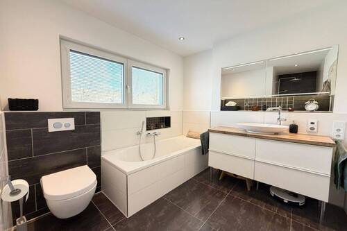 Bad mit Dusche, WC und Badewanne - 