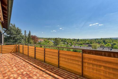 Balkon nach Süd-Osten - +++ Beste Wohnlage - Erdgeschoss mit fantastischem Fernblick - Süd-Balkon in Hanglage - inklusive Garage +++