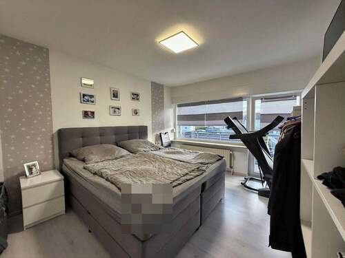 Schlafzimmer mit Balkon OG - 