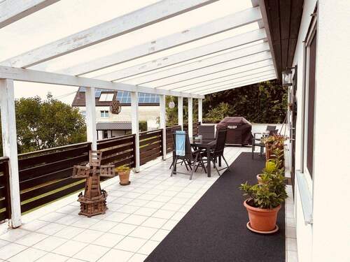 3. Terrasse und Hauseingang - 
