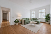 Wohnzimmer - Lichtduchflutete Altbauwohnung + Dachstuhl - Nur wenige Schritte zum Bundesratsufer