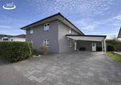SP-25-CSBD-413 - Modernes Zweifamilienhaus mit Carport, Terrasse und Garten