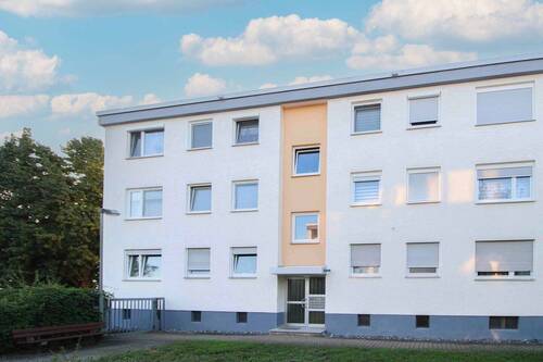 Frontansicht - 3 - Zi ETW mit Balkon & 2 Außenstellplätzen