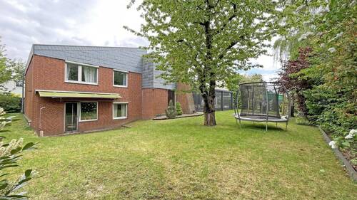 Ansicht vom Garten mit Terrasse Souterrain - Architektenhaus mit Charme & großzügigem Garten in ruhiger Wohnlage als Hinterbebauung mit Doppelgarage
