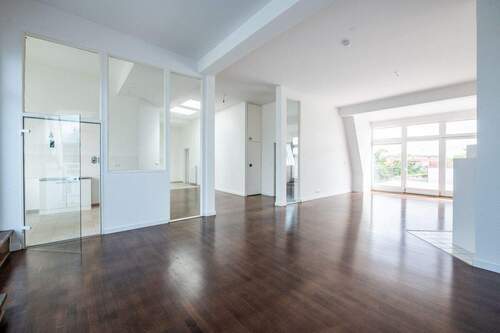 Wohnzimmer - Historische Eleganz trifft Moderne: Dachgeschosswohnung mit 2 Sonnenterrassen in Charlottenburg