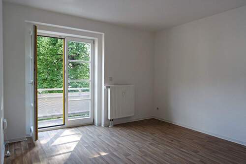 Wohnzimmer mit Balkonausgang - 