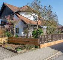 Attraktives Zweifamilienhaus mit viel Platz und großem Grundstück in Hagenbüchach