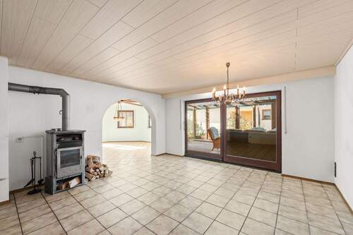 Wohn-Essbereich mit Kamin - 1 Zimmer Mehrfamilienhaus, Wohnhaus zum Kaufen in Hagenbüchach