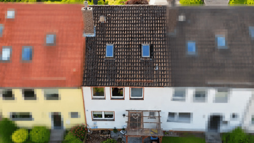 Haus_Vorderansicht - Mehr Haus als erwartet: Raumwunder mit Garage und Keller - mitten in Letter