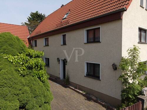 Hof und Eingangsbereich - Einfamilienhaus mit 131,80 m² in Radebeul zum Kaufen
