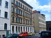 Hausansicht von links - vermietete Etage (3 WE) in Schleußig zu verkaufen