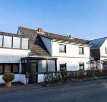Vielseitiges Einfamilienhaus mit zwei Wohneinheiten, Büro und Scheune im Zentrum von Oststeinbek