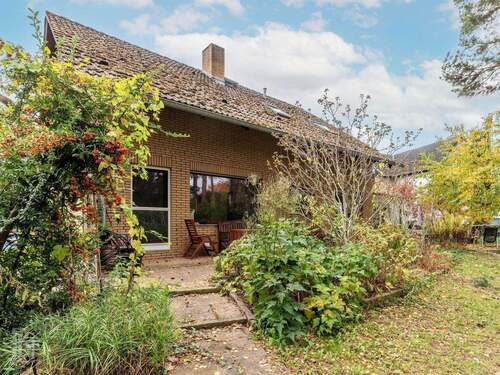 Aussenansicht I West-Terrasse - Ruhig gelegenes Zweifamilienhaus mit Einliegerwohnung in Remise