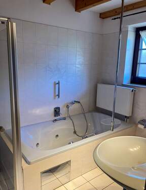 Badezimmer im Erdgeschoss (Badewanne) - 