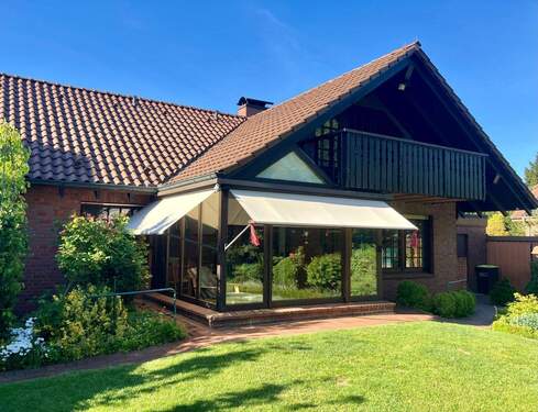 Hinteransicht mit Blick auf den Wintergarten - Einfamilienhaus mit 195,00 m&sup2; in Ahlen zum Kaufen