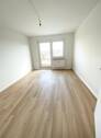 Wohnzimmer mit Balkon - Etagenwohnung mit 64,00 m&sup2; in Berlin zum Kaufen
