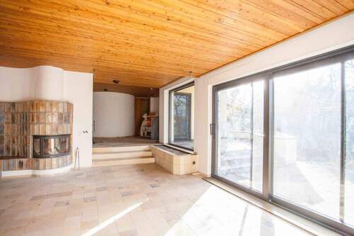 Wohnzimmer mit Blick auf Essbereich - Einzigartiges Architektenhaus mit ELW auf parkähnlichem Grundstück