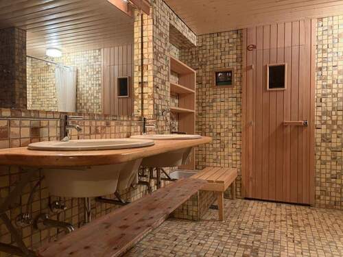Bad mit Wanne, Dusche und Sauna im UG - 
