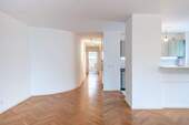 Wohnzimmer mit Blick in den Flur - 