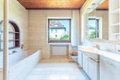 Badezimmer mit Badewanne und Dusche - 