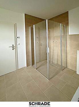 ...mit barrierearmer Dusche - 
