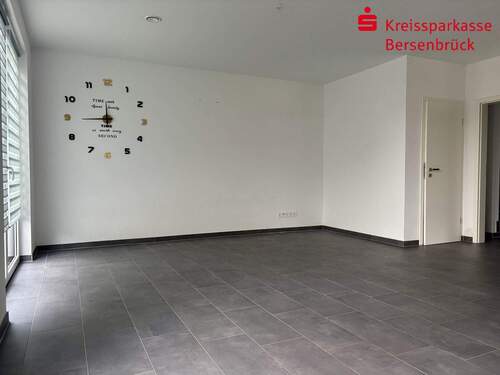 Wohn- und Esszimmer mit Küche - 