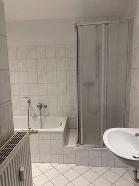 Bad mit Wanne und Dusche - 