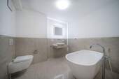 „Modernes Badezimmer mit freistehender Badewanne - 