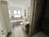 Bad mit Wanne und Dusche - 
