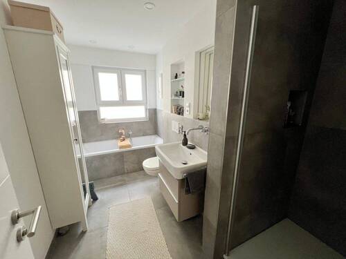 Bad mit Wanne und Dusche - 