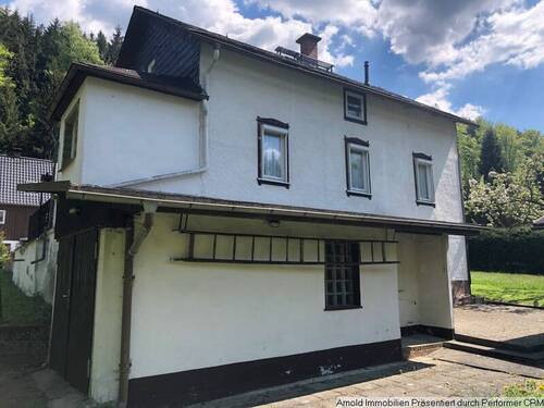 Hofansicht mit Garage - 